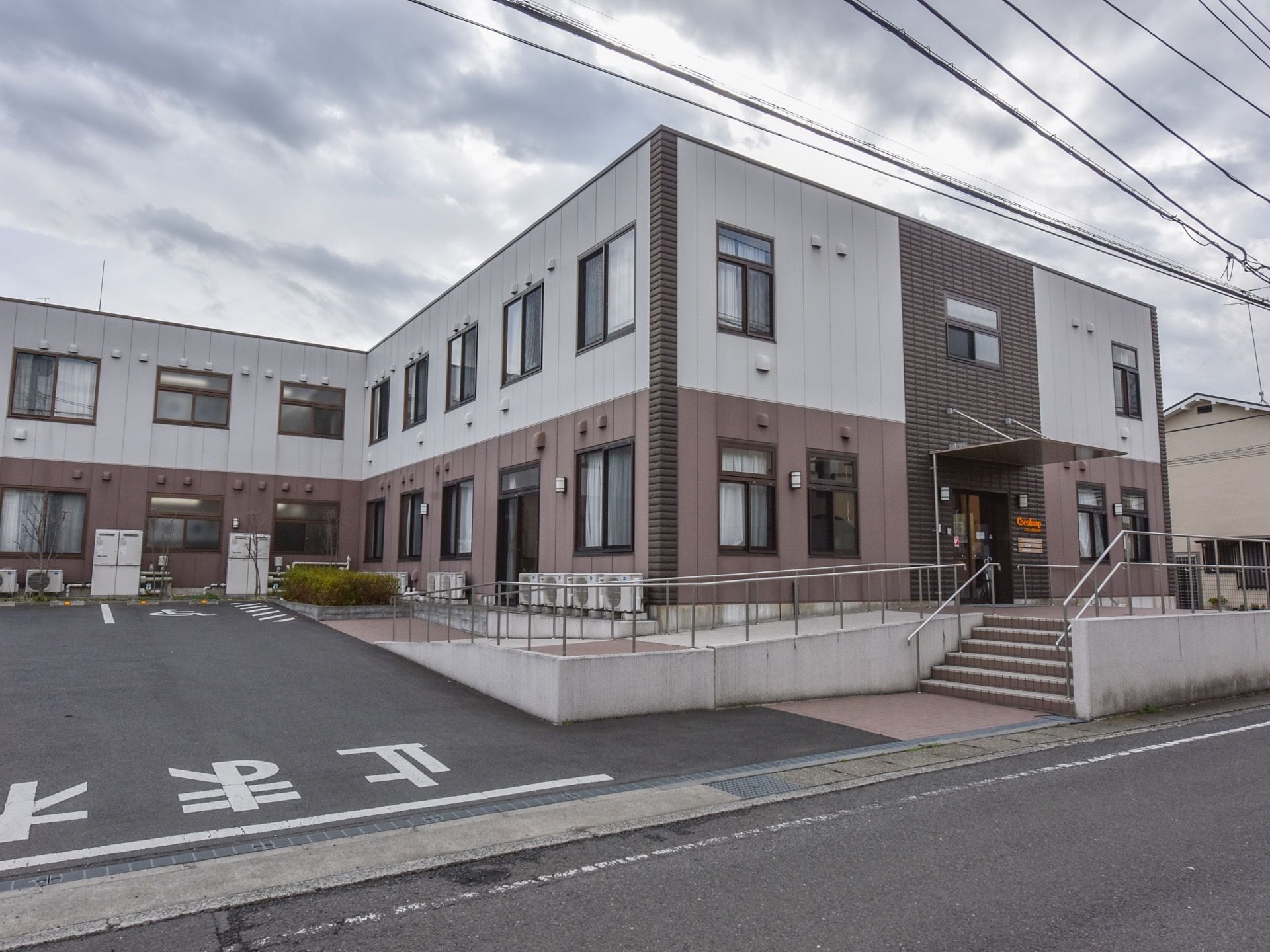 清潔感があり広々とした施設の入口は、駐車スペースも十分にあり、開放的でどんな方でも気軽に訪問できる。