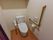 清潔感のあるトイレは、便座の両側に手すりがあり、安全が確保されている。手の届く位置に緊急呼出ボタンもあり、何かあればすぐに対応できる。