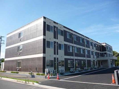 「ココファン柏たなか」外観。地上三階建てのスクエア型施設です。