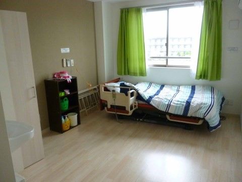 「ココファン柏たなか」居室。明るく快適なお部屋で気持ちのよい暮らしを実現できます。