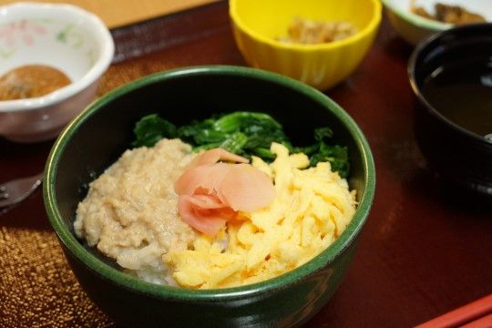 この日のメニューは三食丼で、色もきれいに盛り付けられている。一人一人お盆にのせて配膳され、食器もおかずに合わせて変化させている。