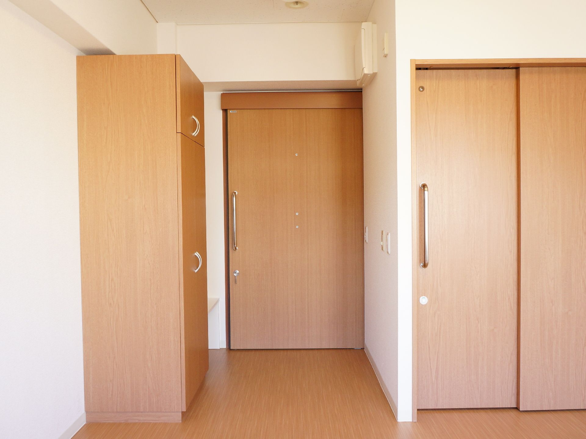 居室のドアはスライド式のベージュのドアになっていて、居住者の方でも安全に利用できる。部屋にはクローゼットがある。