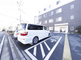 介護施設の屋外駐車場と建物