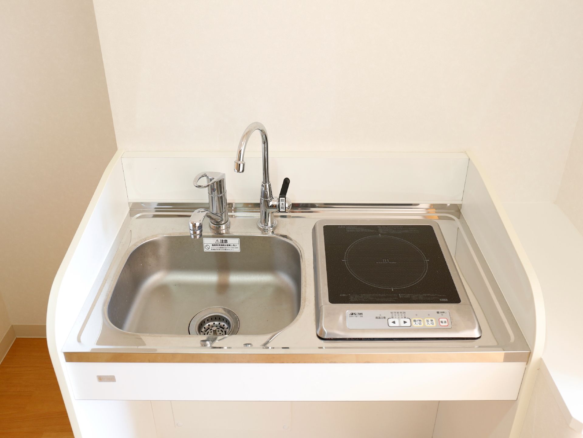 部屋には流しとIHコンロがついている。流しには浄水器が設置されているので、きれいな水でお湯を沸かしたりすることができる。