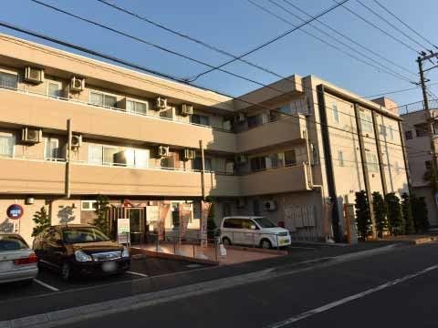 「ココファン水元」外観。当施設は、自然に恵まれた環境にあります。