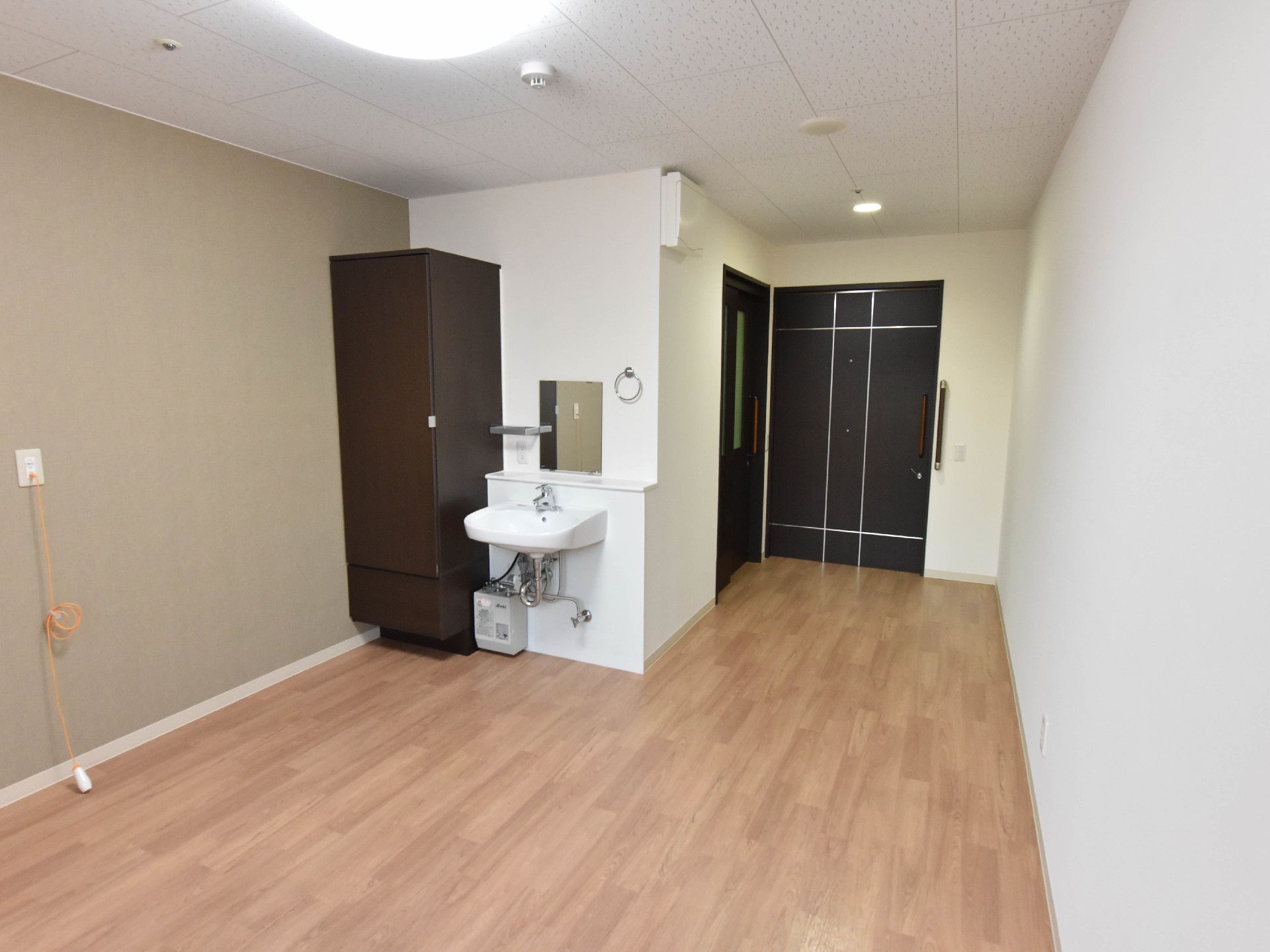 部屋は広々としており、クローゼットと洗面台の他にも好きな家具を置くことができる。気分が悪くなった時には呼び出しボタンを押すこともできる。