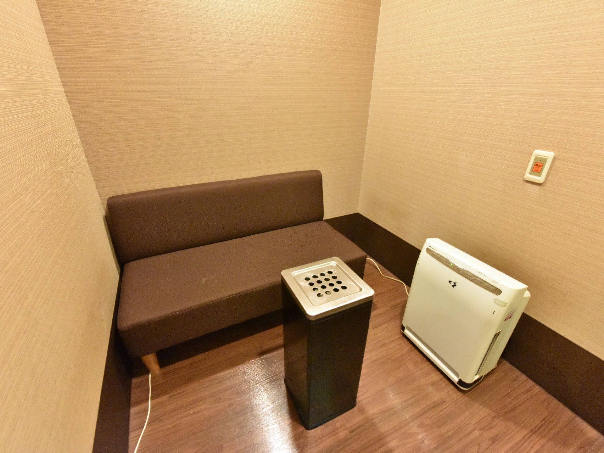 愛煙家の入居者の方は、喫煙室を利用できる。茶色く横に長いソファーと灰皿、空気清浄機が設置されている。