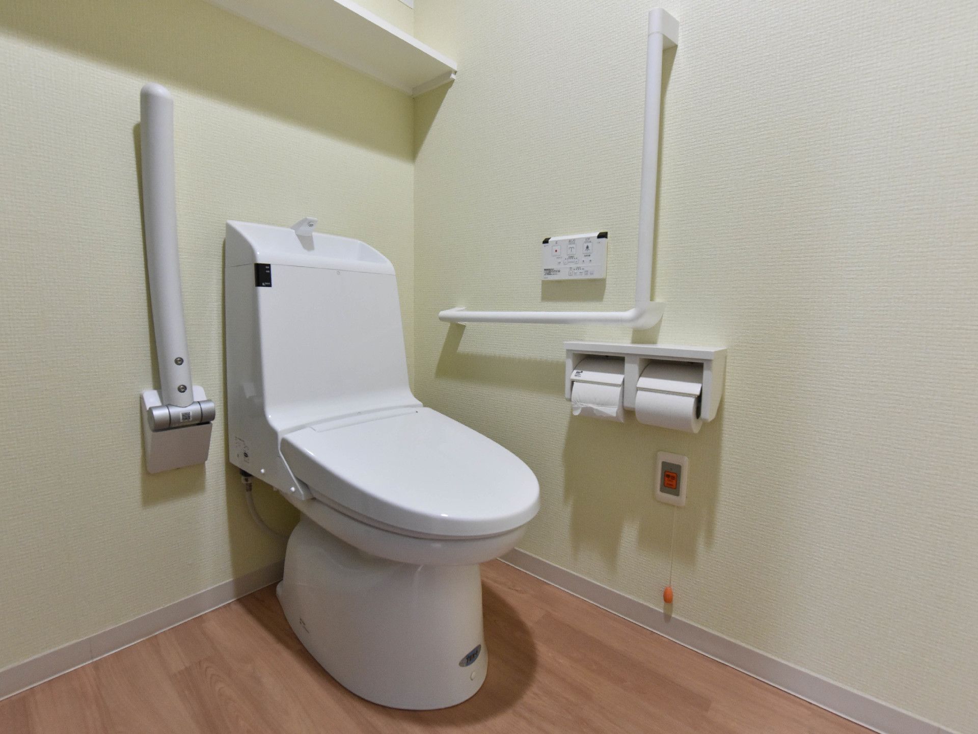 トイレは清潔に保たれており、可動式のひじ掛けが設置されている。非常用の呼び出しボタンもあるので安心である。