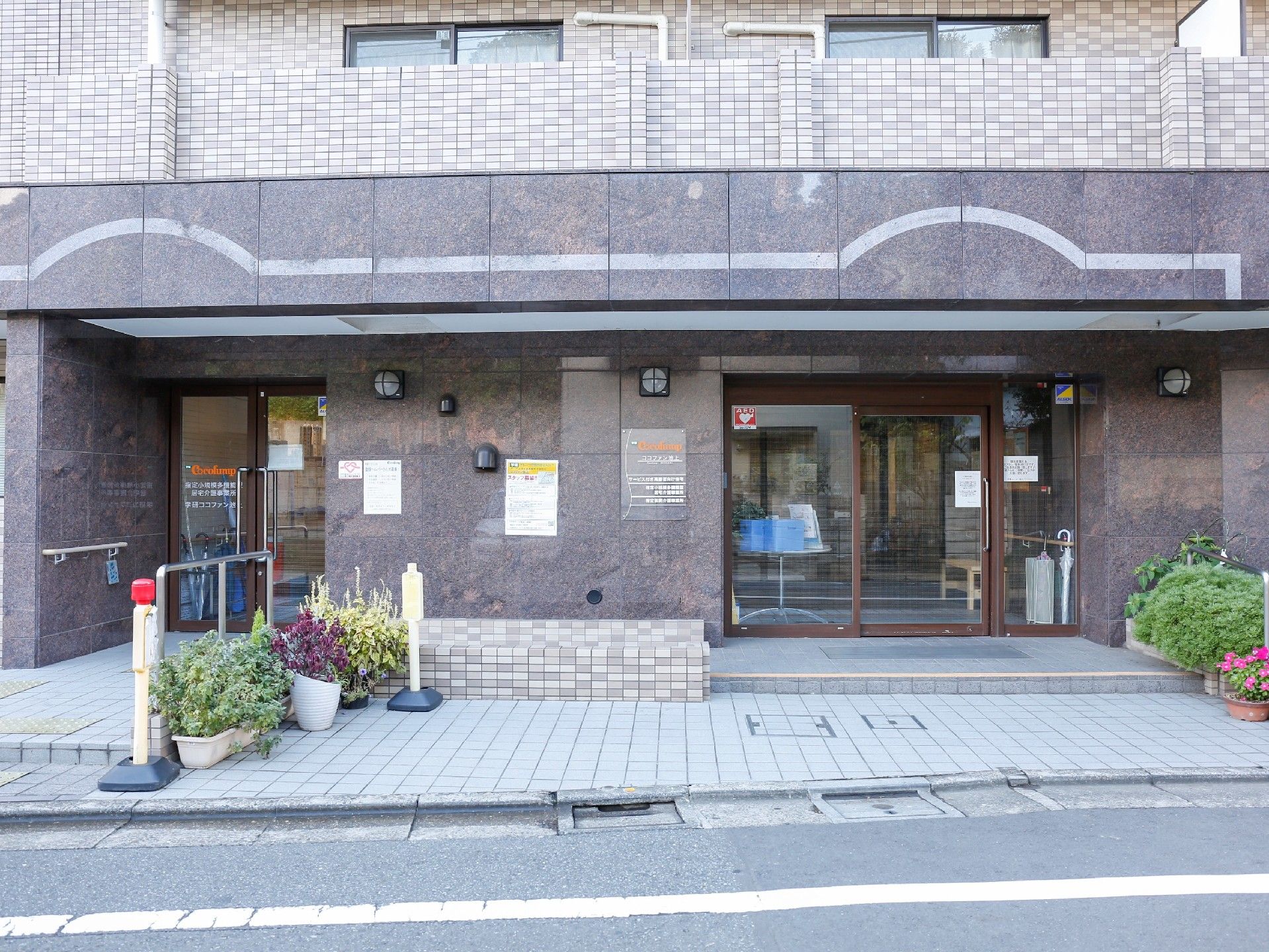 ココファン池上の外観。介護施設向けに設計されたしっかりとした建物です。