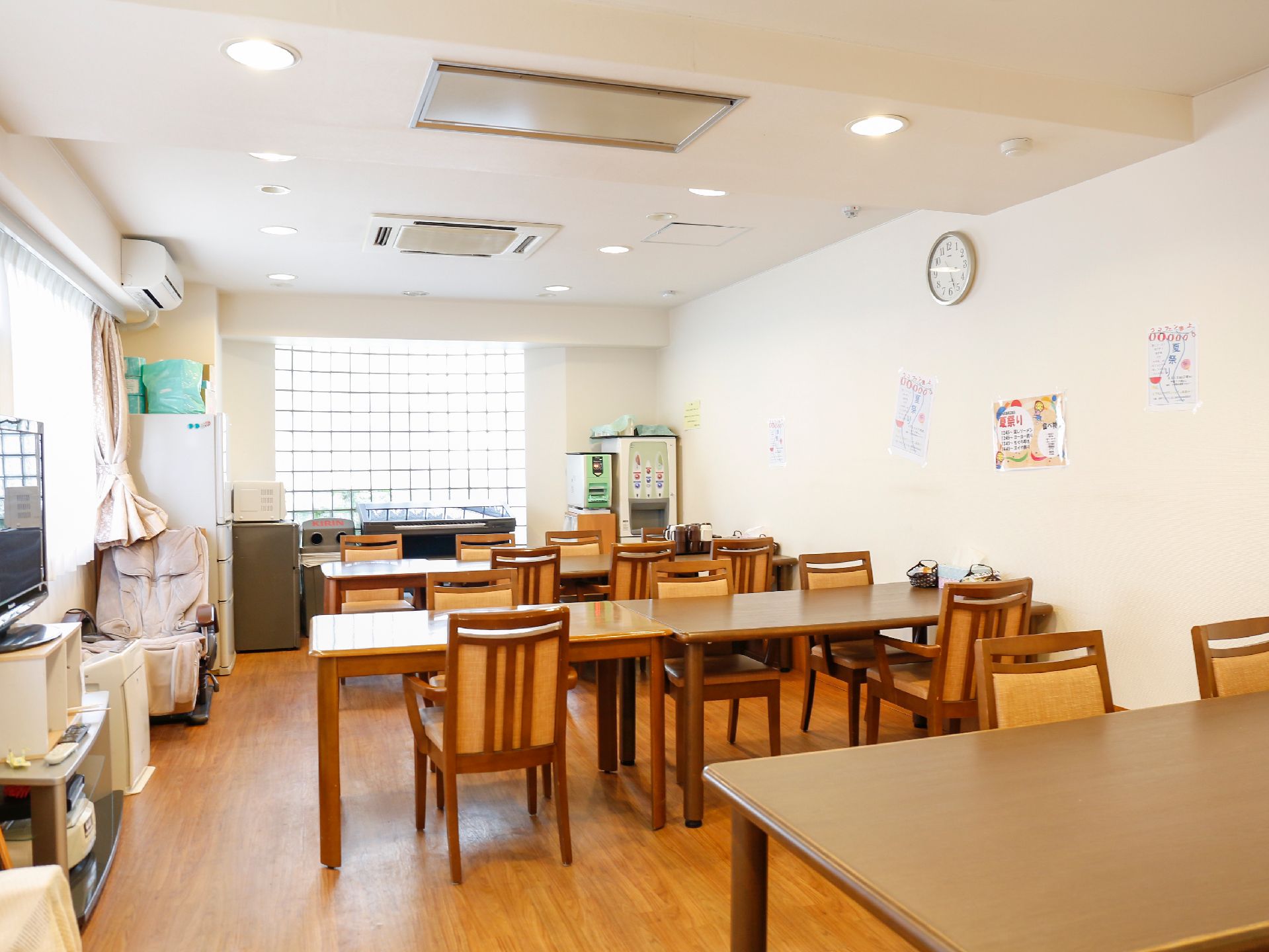 食堂にはテーブルが数多くあるので、一度にたくさんの入居者の方が食事をすることができる。エアコンも設置されているので快適である。