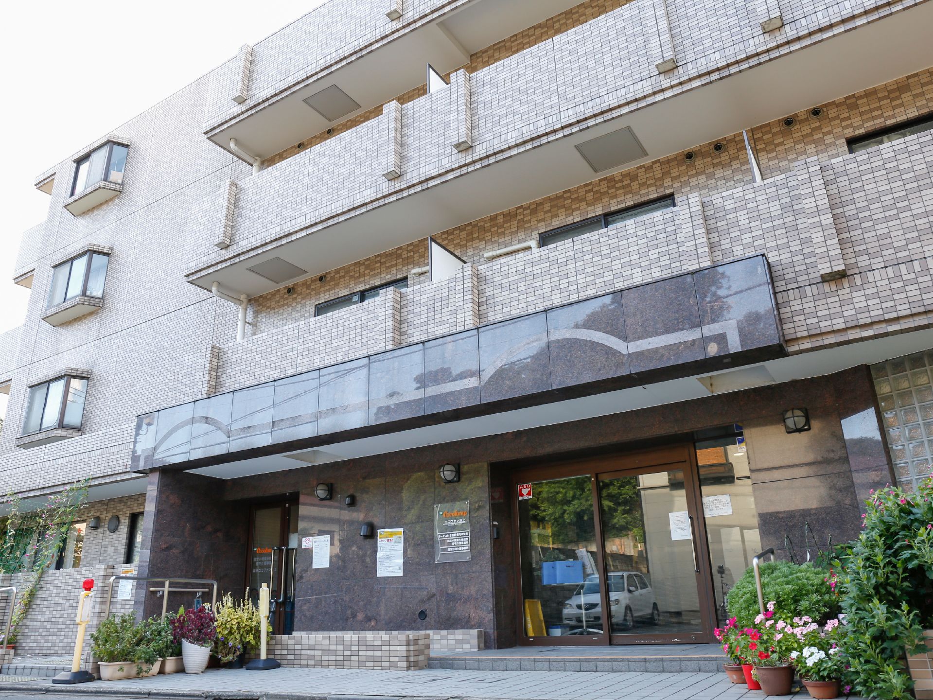 施設入口付近には花が植えられ、プランターも数多く並べられている。ところどころに手すりが設置され、スロープもあるので安心である。