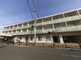 明るい日の介護施設の外観と周辺環境
