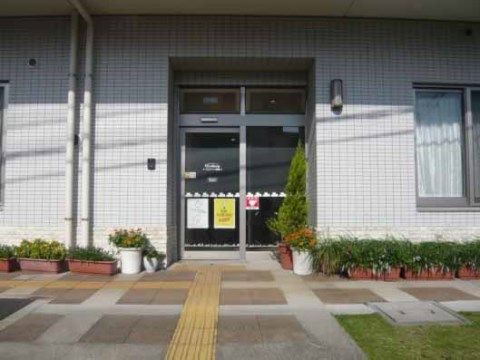 玄関周囲には、スタッフが手入れをするさまざまな植物が置かれている。生垣や鉢植えなど、入居者様の目を楽しませてくれる。
