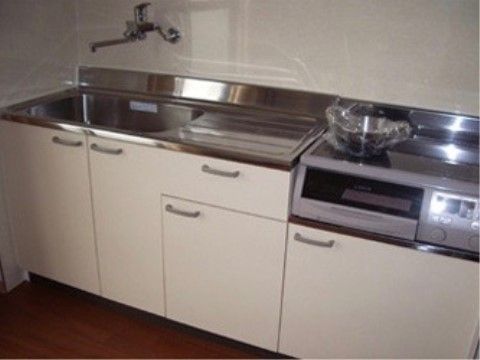 居室内のキッチンは、流しからコンロ、グリルまで一般家庭とほぼ同じ設備が整っている。料理の得意な入居者様に喜んでいただいている。