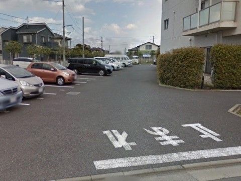 敷地内には、入居者様のご家族様がいらっしゃった際に車を止めていただける、広々とした駐車場が完備している。