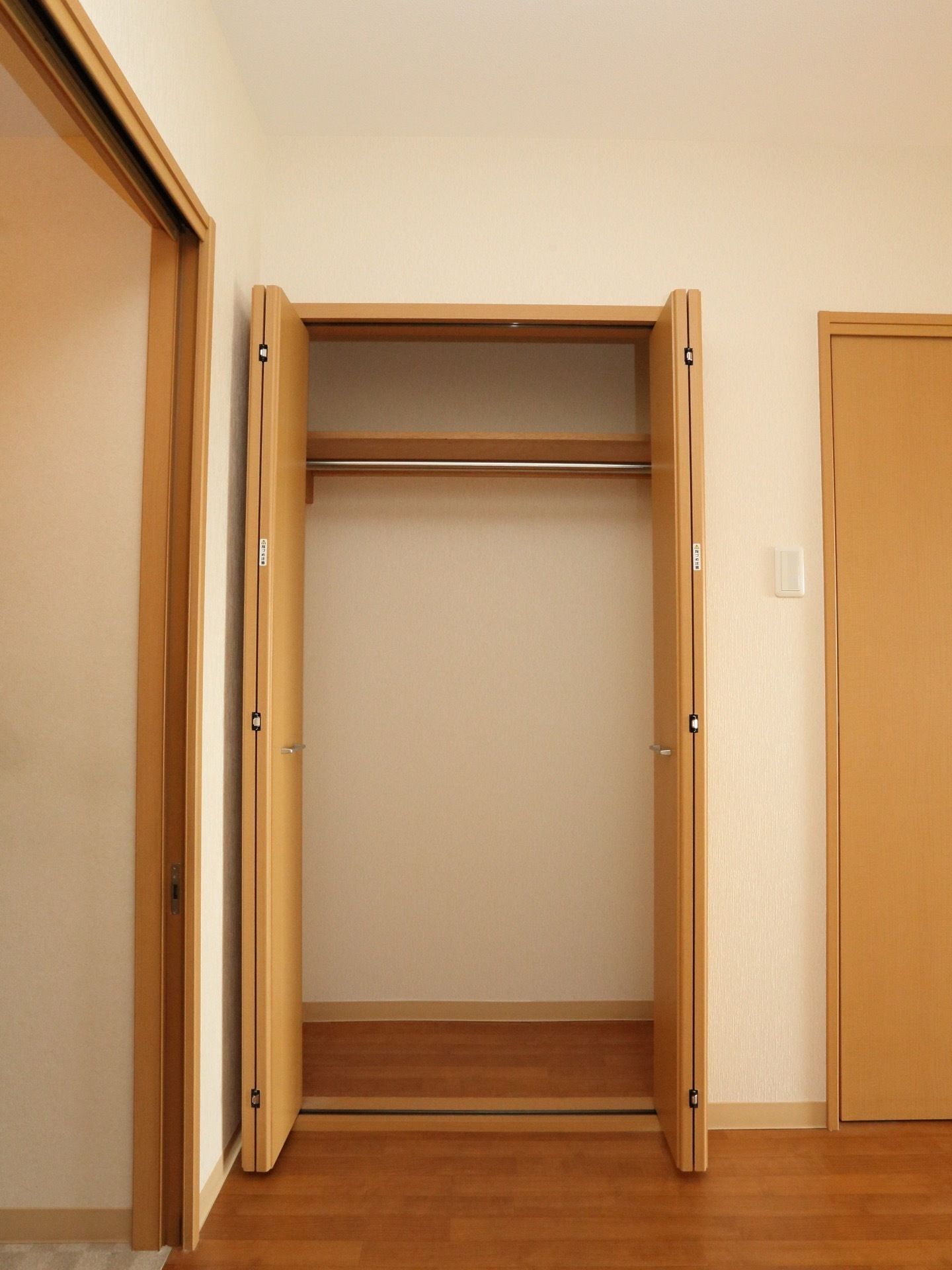 居室にはバリアフリー仕様のクローゼットを完備している。大きさが十分にあるので洋服以外にも雑貨や小物類も収納できる。