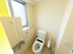 バリアフリーの明るいトイレ設備