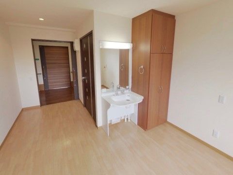 白色の壁にフローリングのシンプルな居室である。自分好みにアレンジしやすく、快適でリラックスした生活を送ることができる。