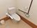 設置された洋式トイレの横にはひじ掛けが追加されている。横の壁にはナースコールやL字の手すりが取り付けられている。