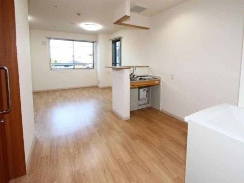 「ココファン蘇我」居室。明るく快適な室内です。