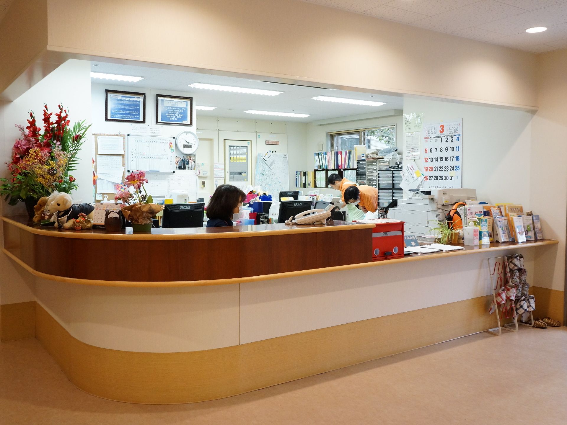 事務室の中では職員が座ってパソコンなどを使って事務をしている。カウンターから気軽に声をかけることができる。