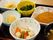 食事のアップが写っている。煮物はたけのこやインゲン、ニンジンなど。ほうれん草の胡麻和えや卵焼き、コロッケなど様々なメニューがある。