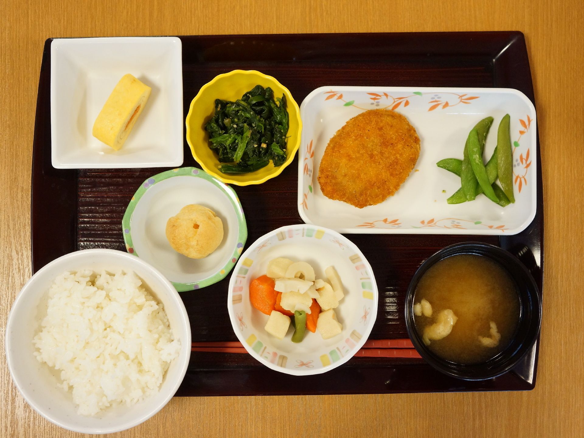 施設の食事は和食が中心になっている。ご飯と味噌汁、煮物に野菜、卵、コロッケなどが配膳されていてバランスが良い。