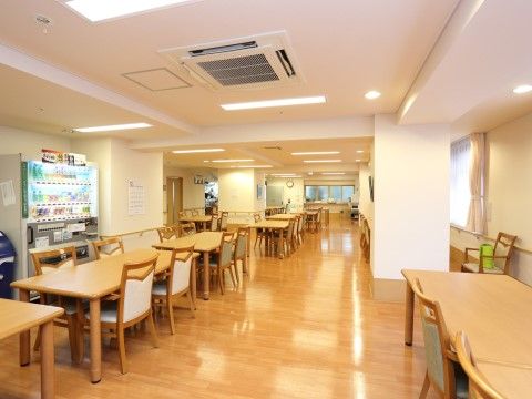 「ココファン西八王子」の食堂。交流の場ともなっている。