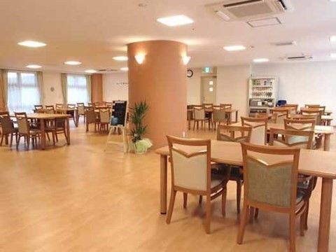 ココファン西川口の食堂。毎日多くの入居者様で賑わっての楽しいお食事となっております。栄養バランスのとれた美味しいお食事をご提供します。