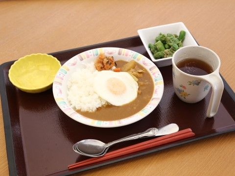 施設内で提供されている食事は、高齢者の健康を考えて作られている。また新鮮な食材を使うなど、おいしさにもこだわっている。