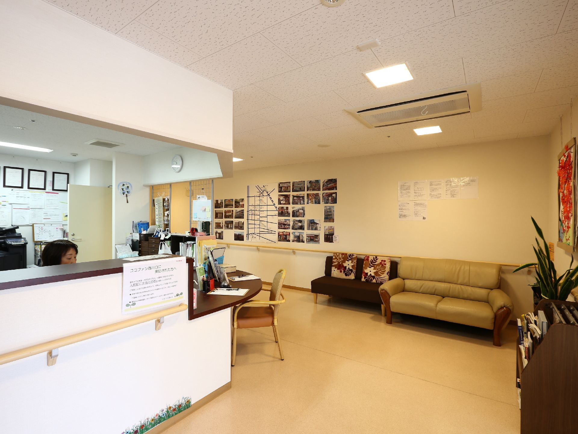 施設のエントランスにはカウンターになっている受付が設置されている。用紙や筆記具なども置かれていてスタッフが座っている。
