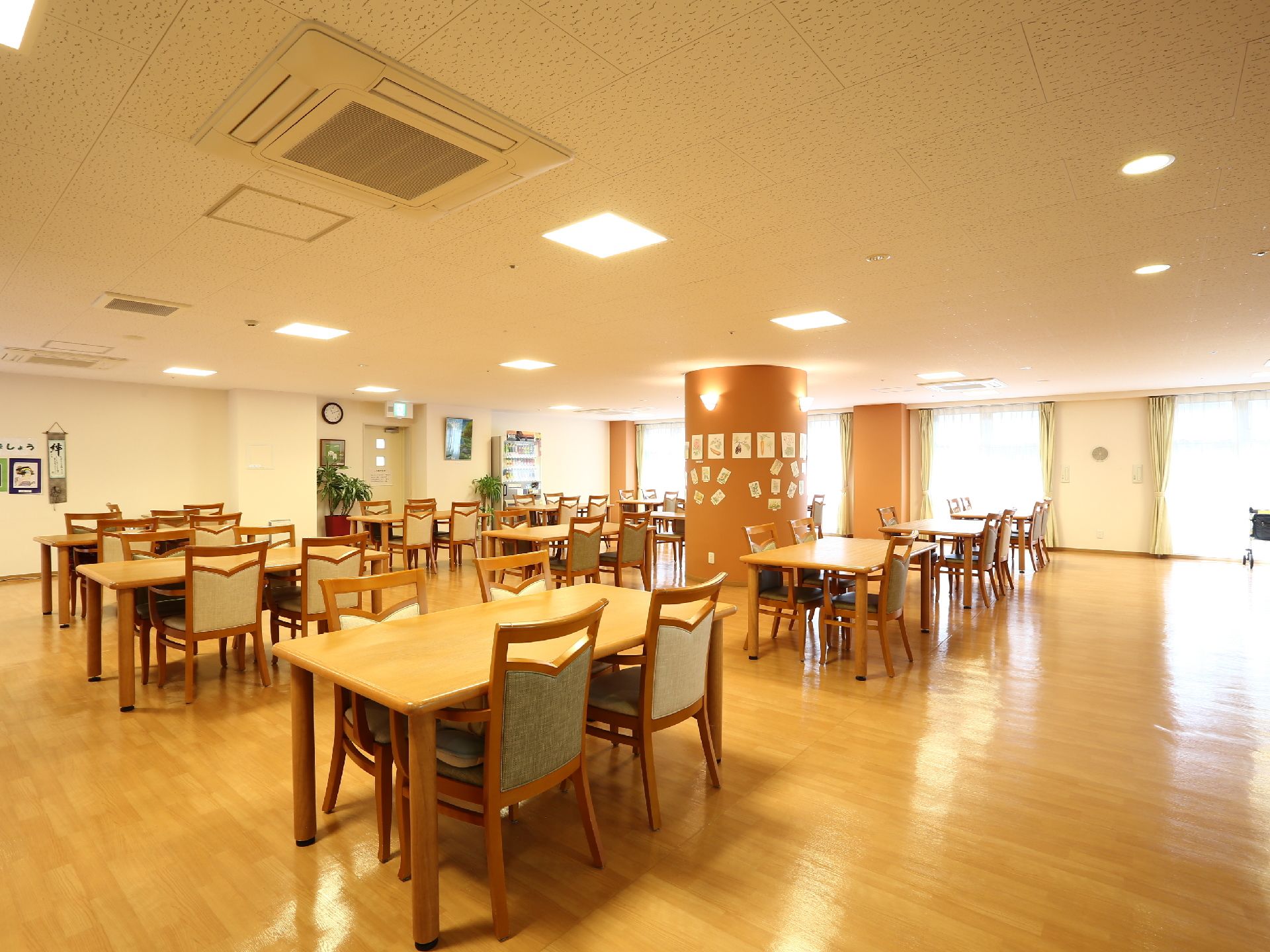 リビングにはテーブルが12個と椅子が48個設置されていて大人数が一度に利用することができる。大きな窓が設置されていて窓際はとても明るい。