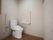 居室のトイレには、ウォシュレットのついた洋式便器を設置している。また万が一の事態に備えて、壁にはナースコールが取り付けられている。