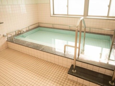 広々と使うことのできる浴室がある。浴槽の周りと入浴するときに体を支えることのできる手すりが付いている。