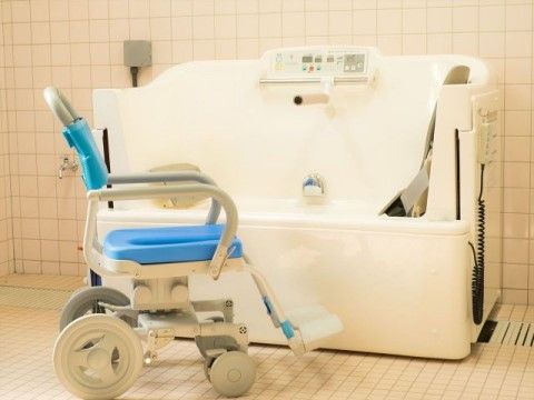 側面の高さが調整できるため、浴槽に入る際に椅子に腰を掛ける感覚で楽に乗り降りができる個浴型浴槽である。