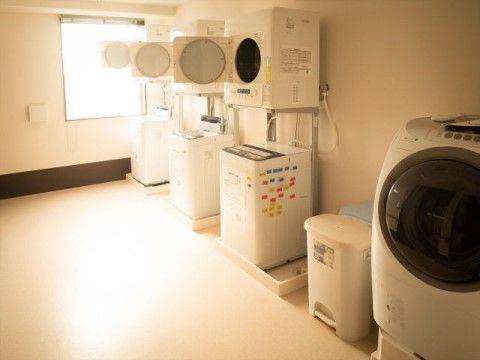 縦型の洗濯機が3台のほか、洗濯物の取出しが楽なドラム式洗濯機が1台・乾燥機が3台備え付けられている。