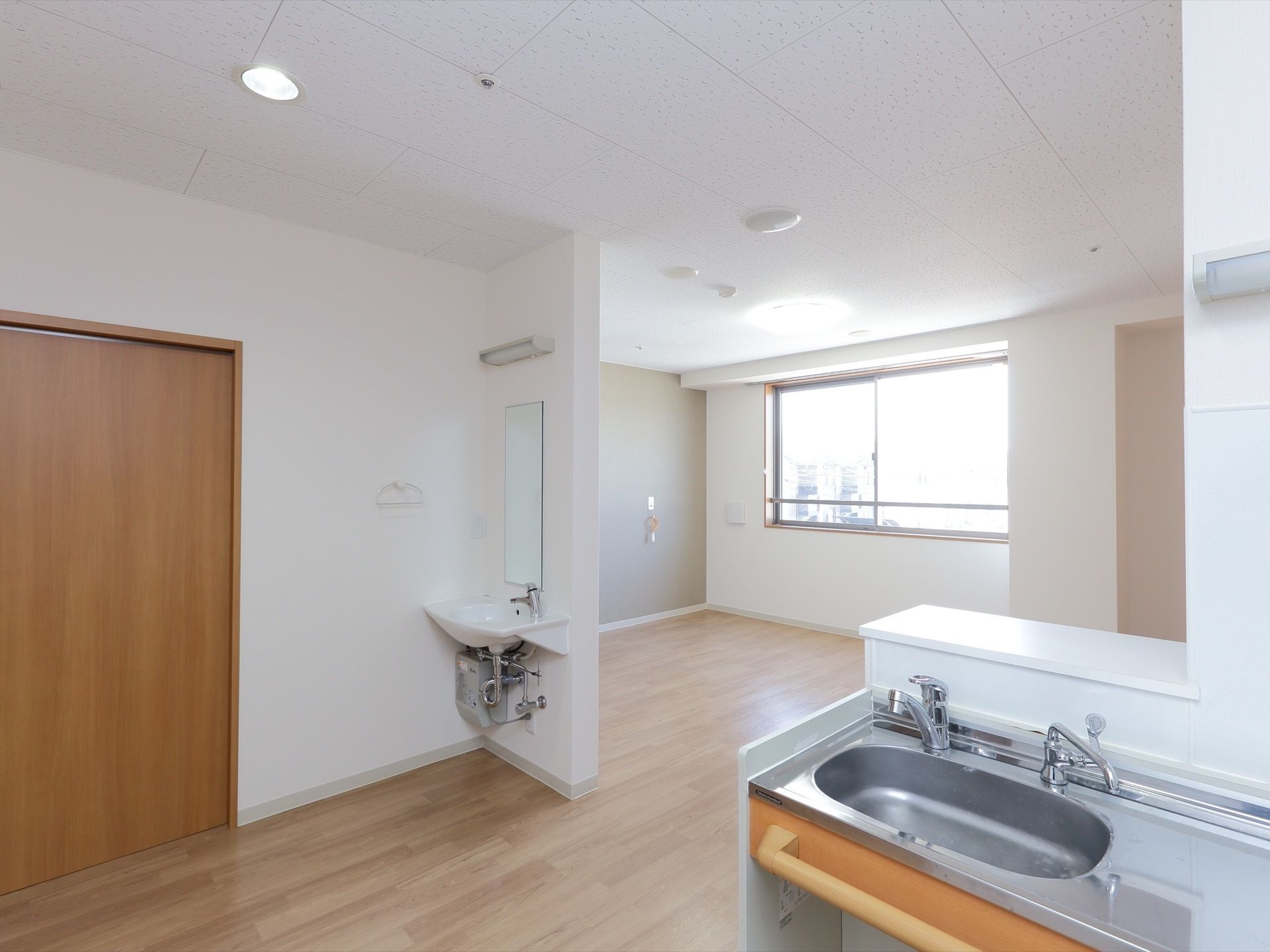 居室は広さがあり、日の入る窓がある。キッチンや洗面所があるので、自立した生活ができる空間になっている。