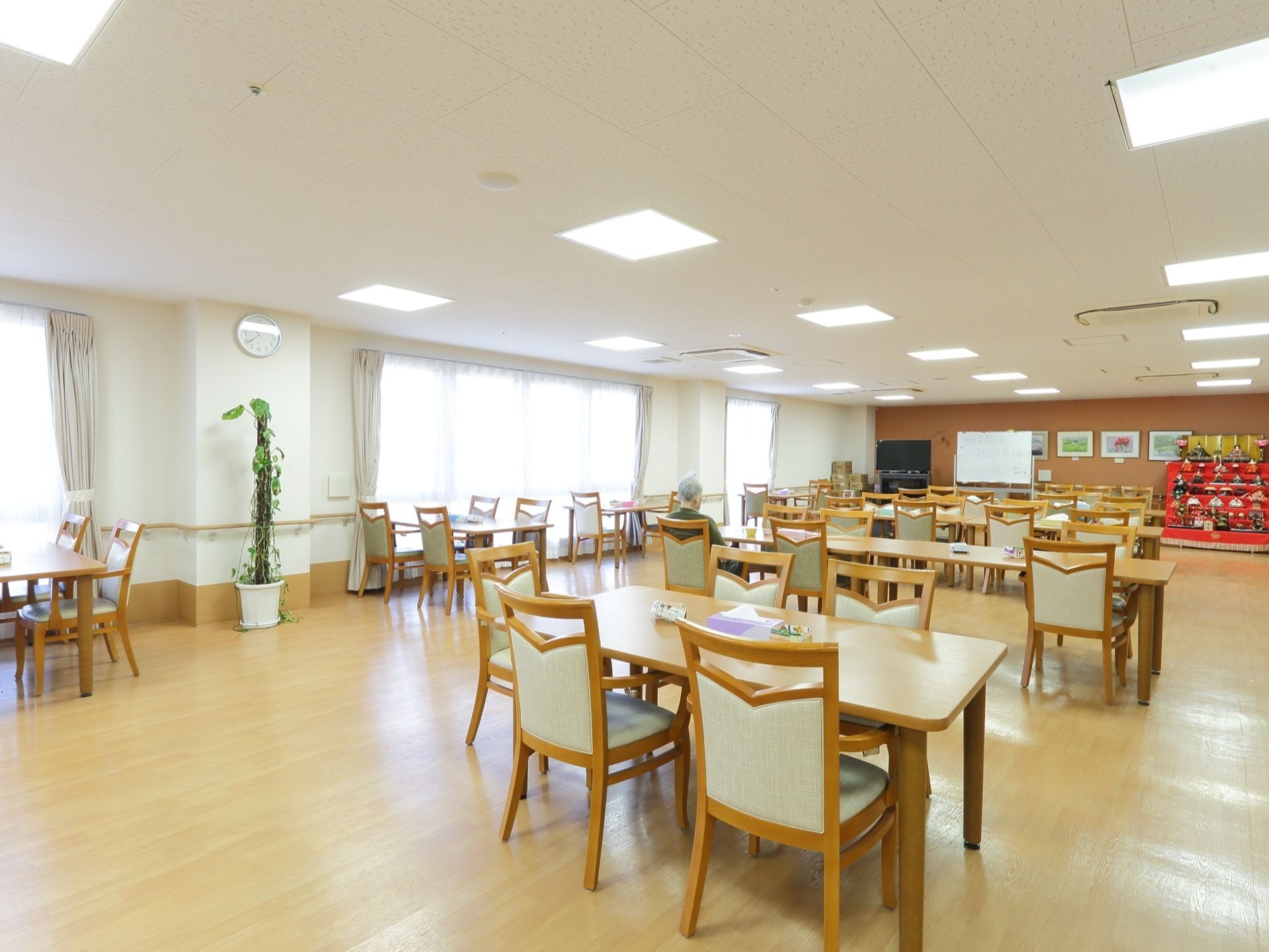 広々とした開放的な空間になっていて、大人数でお食事が摂れる。テーブル間も充分な間隔が取られているので、車椅子の移動でもスムーズである。