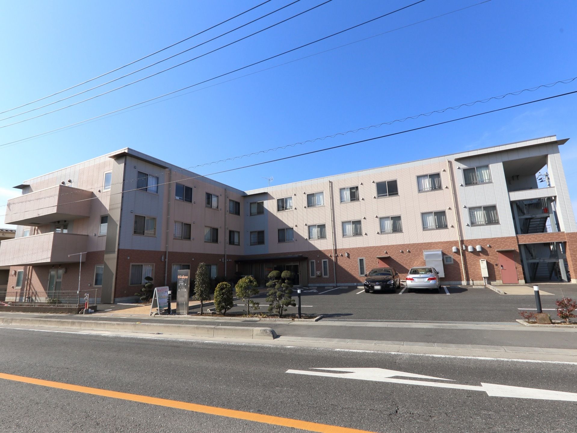 3階建ての建物であり、外側には非常階段が設置されている。窓が多くあるので、採光、通気が確保されている。