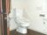 全居室にはバリアフリーのトイレが設置されている。中は広く手すりもあり、車椅子をご利用の方にも安心のトイレである。