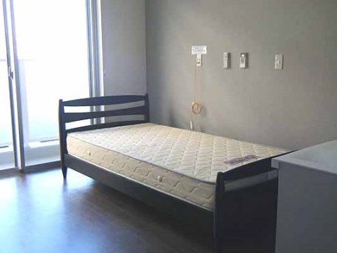居室は広く、日当たりのいい明るい個室である。ケアコールも備え付けてあるので、毎日の生活を安心して送ることができる。