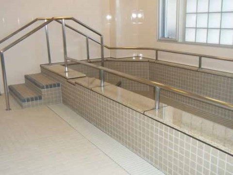 施設の大浴場には、複数の入居者様が同時に入れる広さの浴槽が完備されている。浴槽入口には階段があり、手すりも設けられている。
