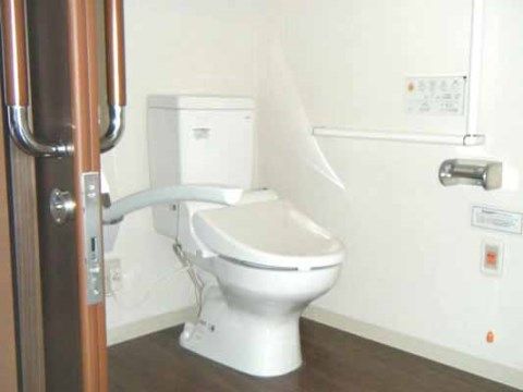 居室にある個室トイレには、壁と便座横に手すりが設けられている。個室内は車椅子でもスムーズに利用できる広さがある。