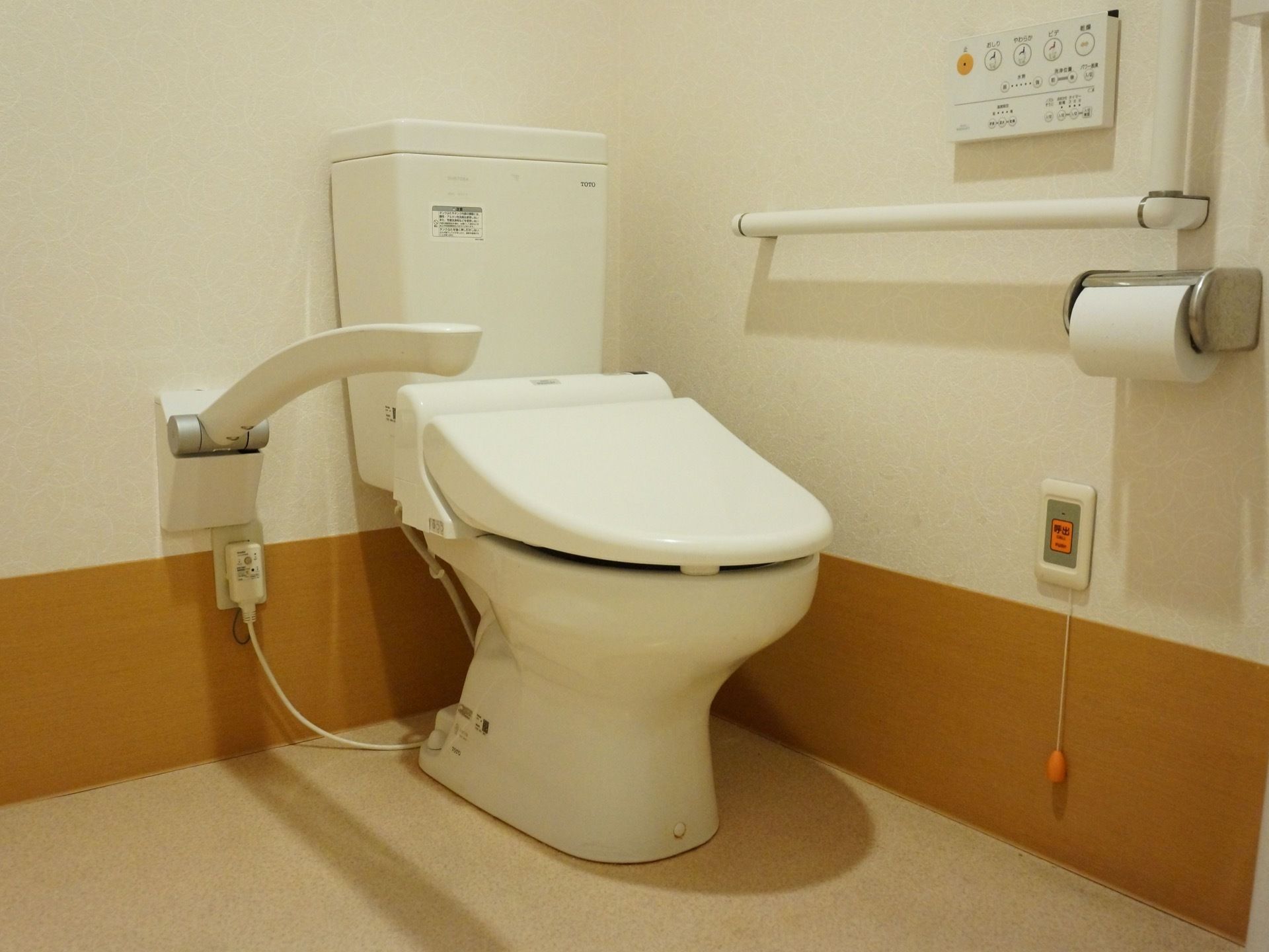トイレは温水洗浄便座付きなので清潔さを保つことができる。壁には座り立ちをサポートする手すりとナースコールを設置している。