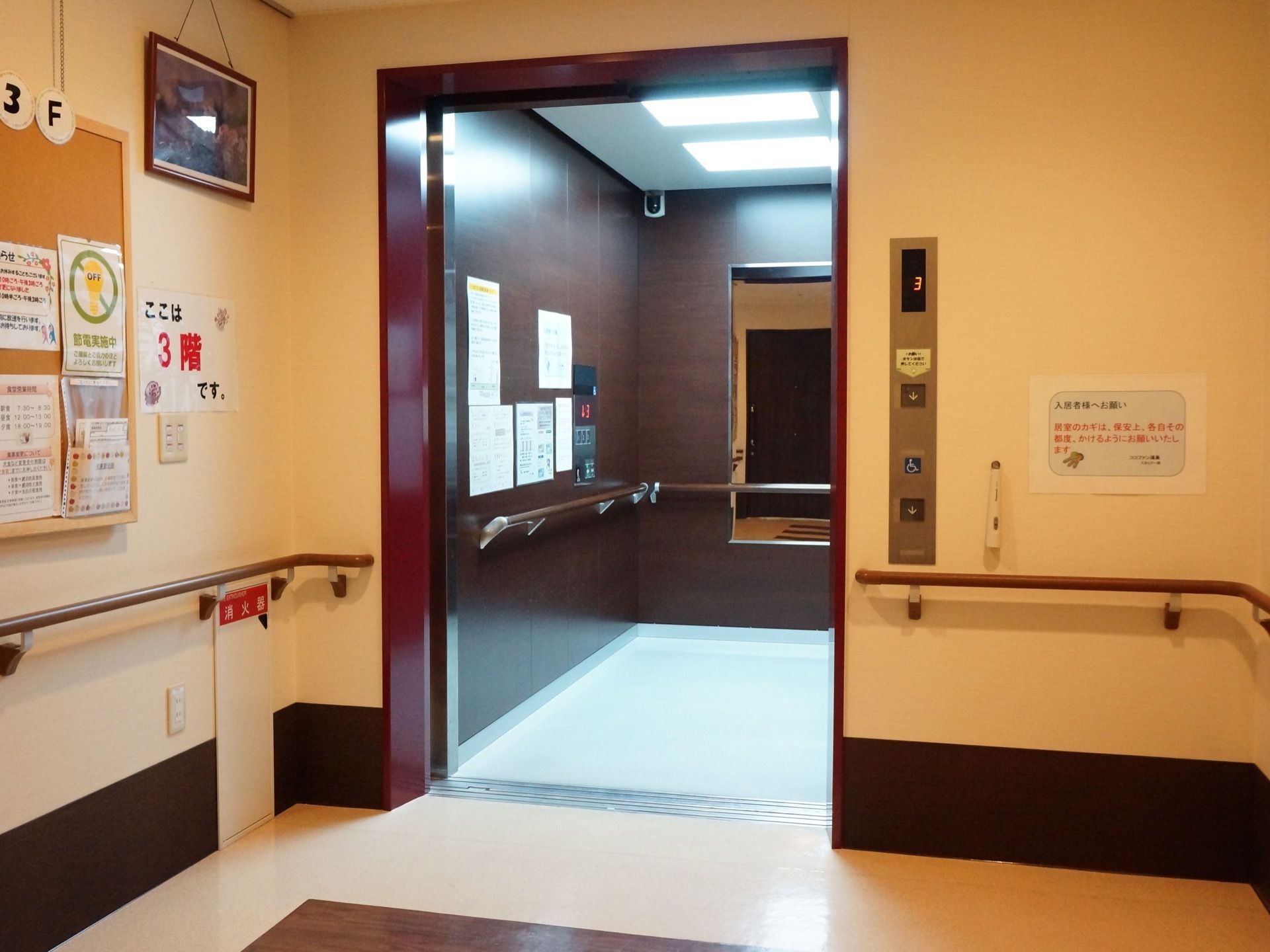 エレベーターの内部はゆったりと広く、天井には大型の照明を設置している。壁には手すりと鏡を取り付けている。