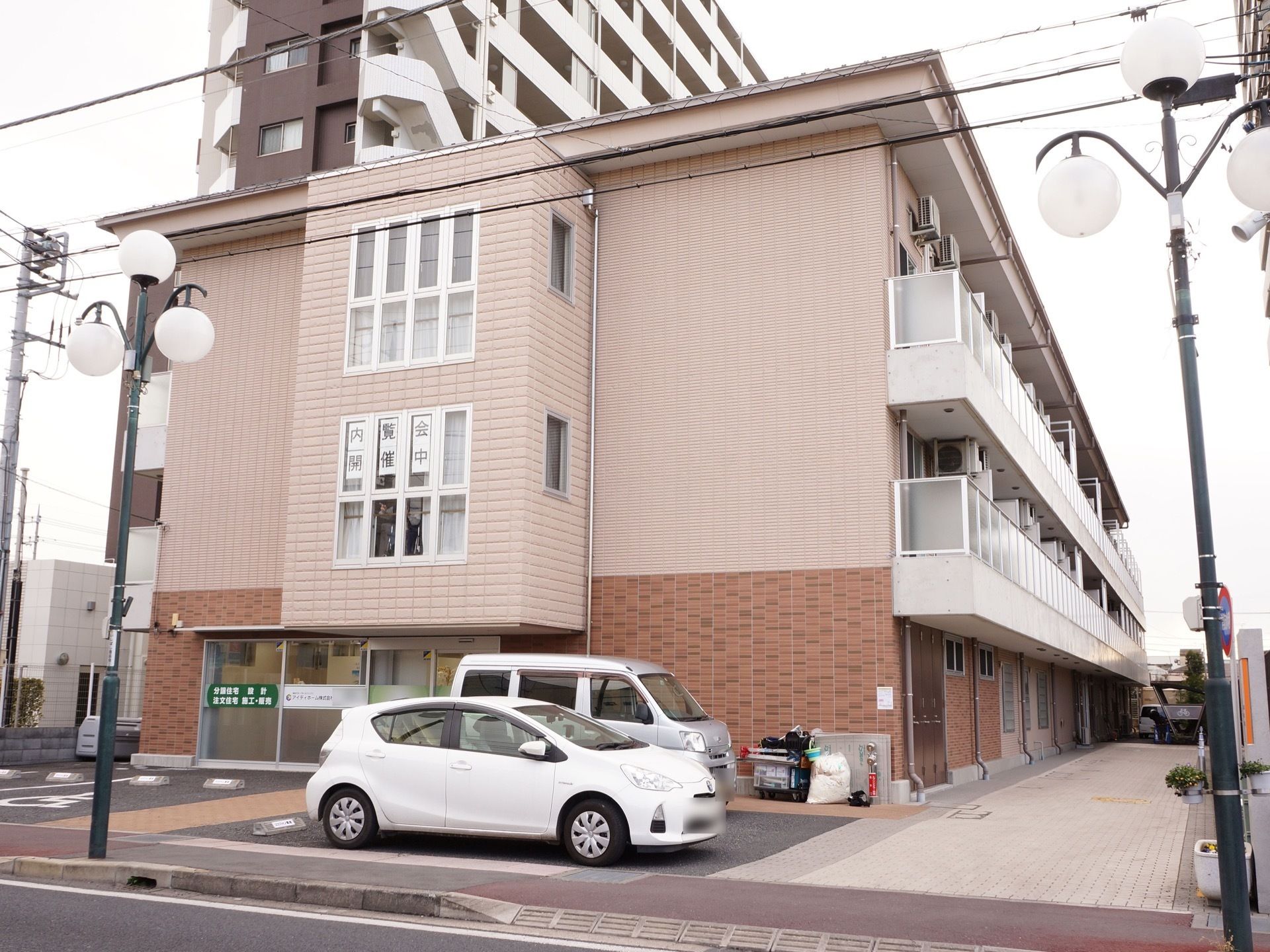 施設の建物は三階建てで、上階には不透明パネルをはめ込んだベランダを設置している。玄関前には駐車場を完備。