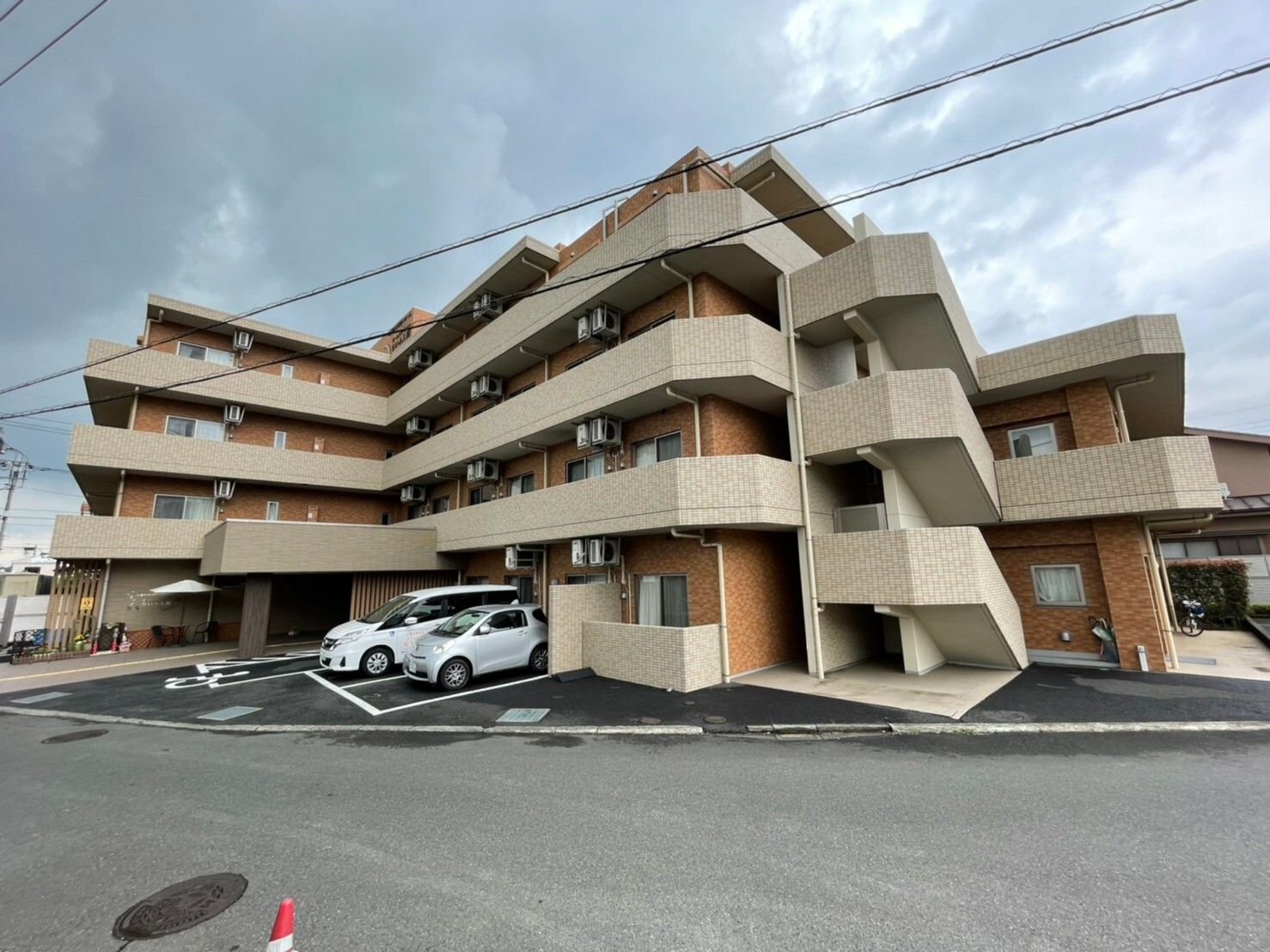 駐車場や非常階段が造られたツートーンカラーの建物