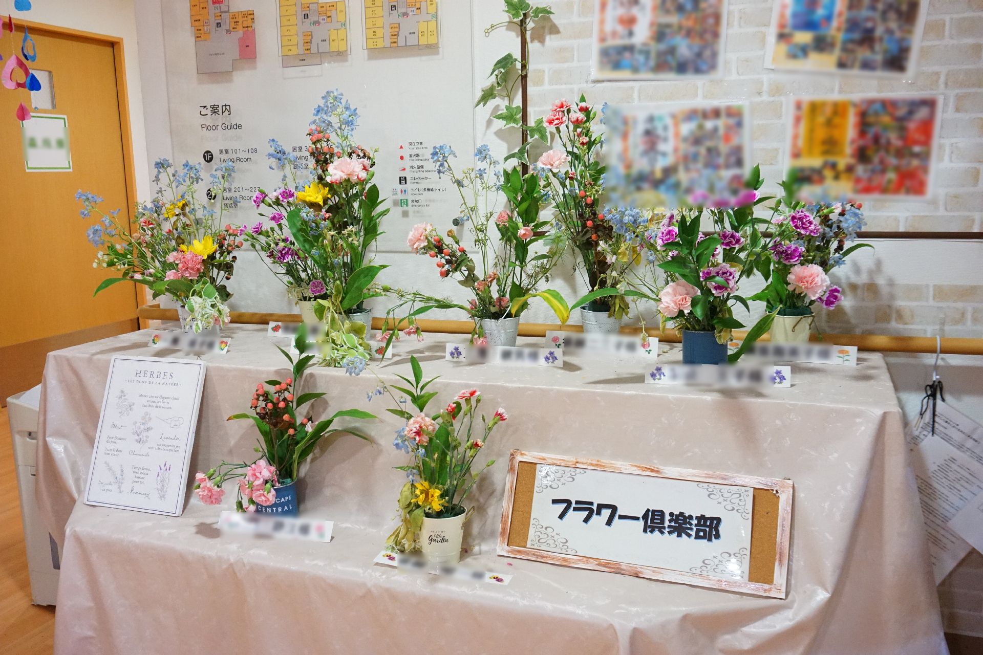 展示スペースに飾られているクラブ活動で作成された生け花