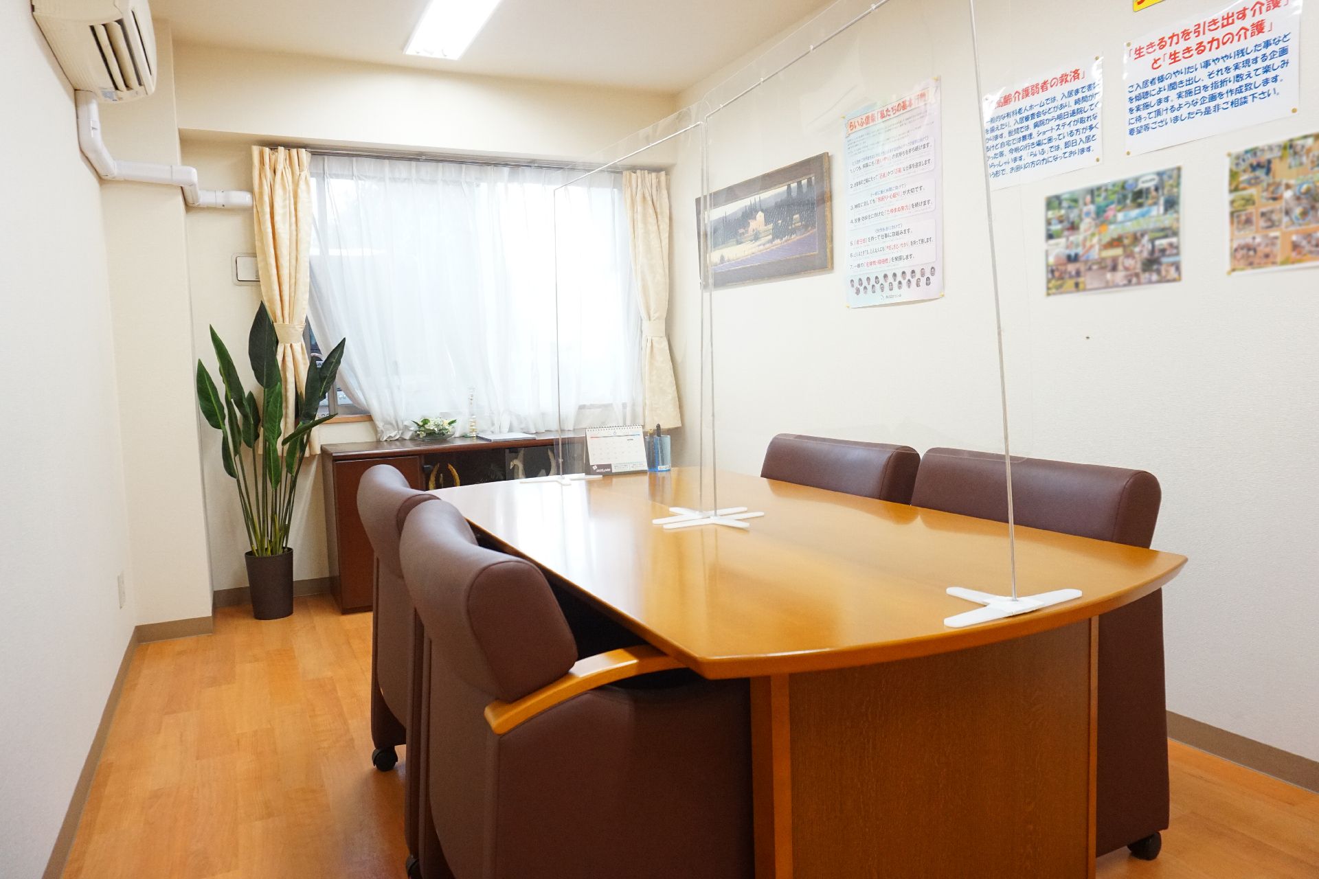 高級テーブル・椅子が設置され、観葉植物が置かれている共有スペース