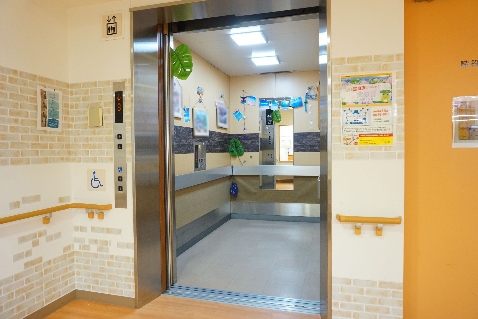 車いすの方が通行しやすいように出入口の幅が広くなっているエレベーター